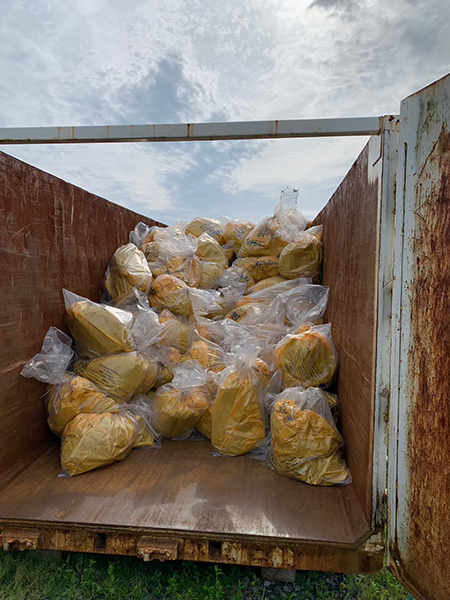 コンテナに保管されているアスベスト保温材が入ったアスベスト専用廃棄袋