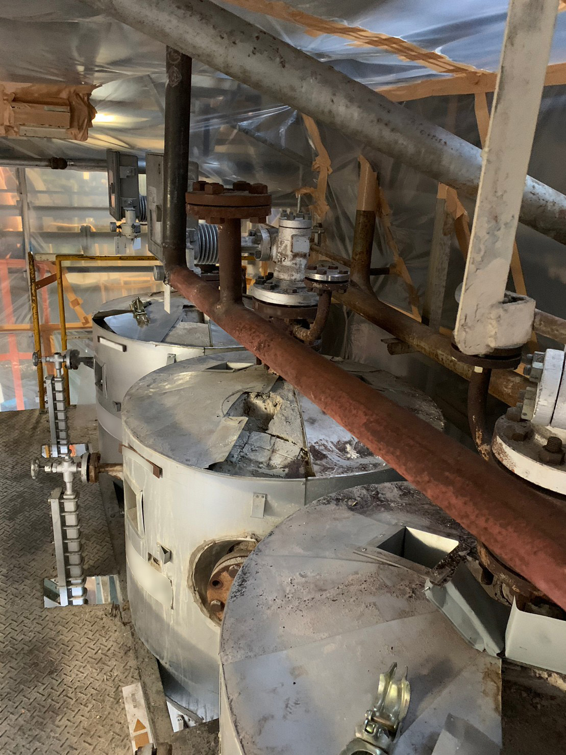 アスベスト保温材がある3基のタンクの上面1