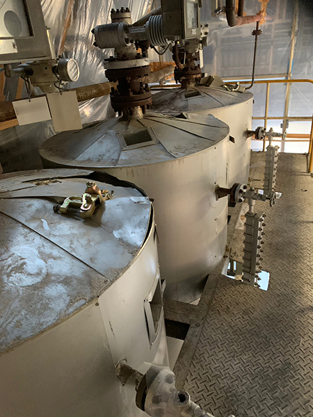 アスベスト保温材がある3基のタンクの上面2