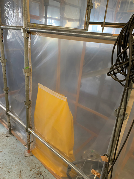 真空掃除機と脱衣カゴがあるセキュリティーゾーンの前室