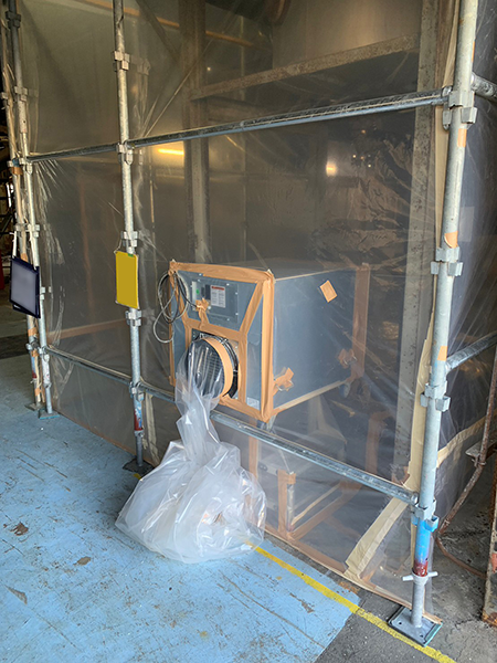 外と作業場の間に設置された負圧除じん装置