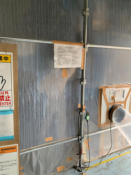 作業場内で飛散防止剤を散布中1