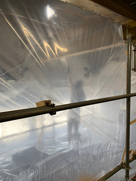 作業場内で飛散防止剤を散布中2