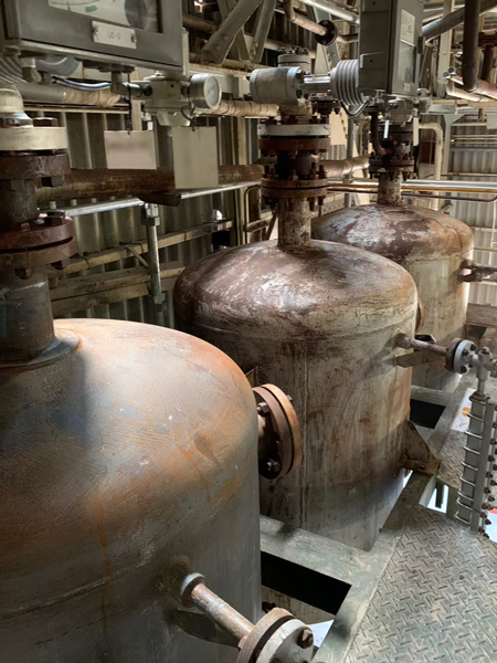 アスベスト保温材が除去された3基のタンク