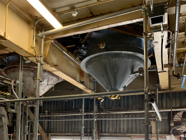 アスベスト保温材が除去された2基のタンク1