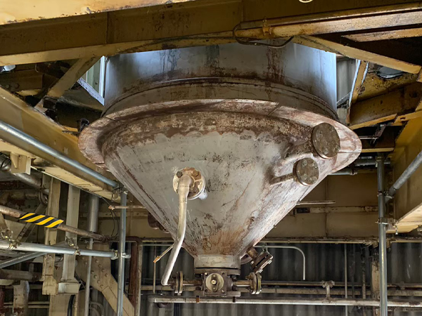 アスベスト保温材が除去された2基のタンクのアップ