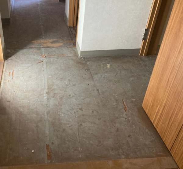 富山の株式会社エイキ(EIKI Inc.)が床の長尺塩ビシートに使用されているアスベストを除去した後の様子