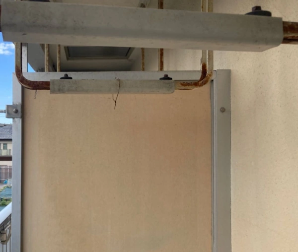 ベランダのしきりに使われているアスベスト含有のケイカル版を撤去する様子