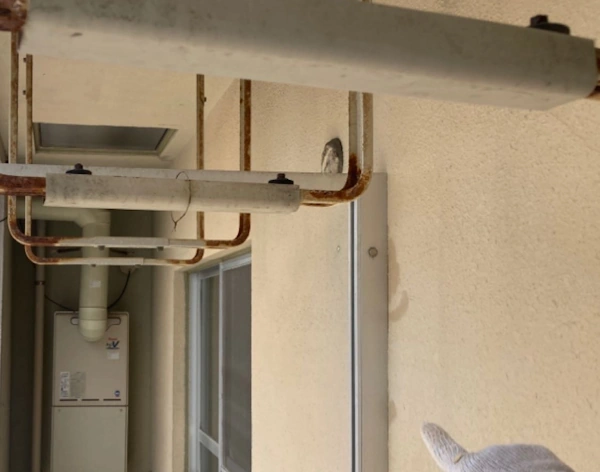 富山の株式会社エイキ(EIKI Inc.)がアスベスト含有のケミカル版を撤去した様子