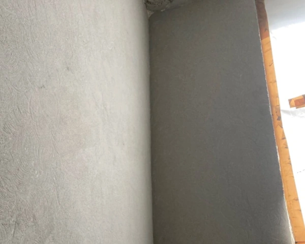 富山の株式会社エイキ(EIKI Inc.)が壁の内壁塗膜材を除去した後の様子
