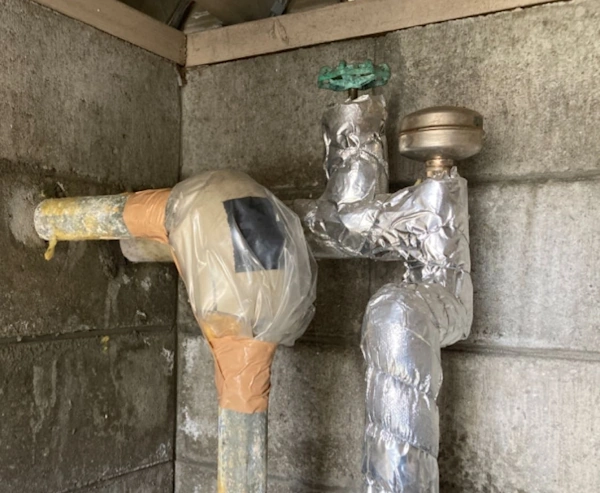 富山の株式会社エイキ(EIKI Inc.)が配管エルボに使われているアスベストを除去する様子