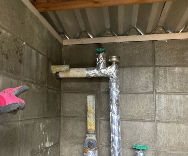 富山の株式会社エイキ(EIKI Inc.)が配管エルボのアスベストを除去した様子