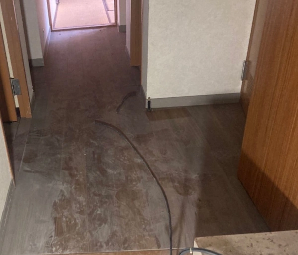 富山の株式会社エイキ(EIKI Inc.)が床のアスベスト除去を行う前の様子