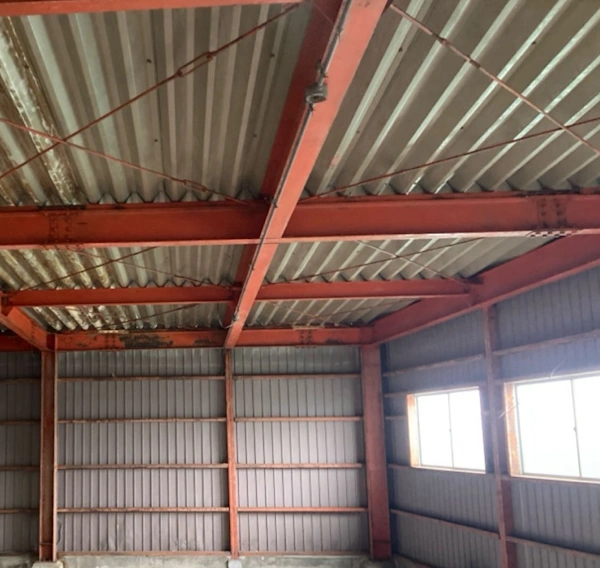 株式会社エイキ(EIKI Inc.)の吹き付けアスベスト除去が完了した倉庫内の風景