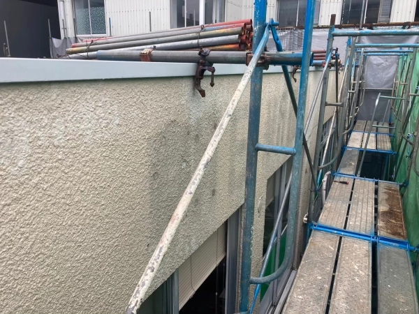 石川県のアスベスト除去現場。養生の他、足場を組んでアスベスト除去の準備を進めている様子の写真