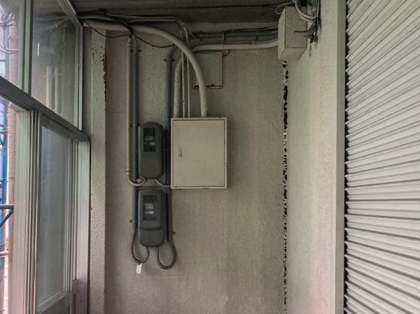 石川県のアスベスト除去現場。アスベスト除去予定個所である電気メーター周辺の壁を撮影