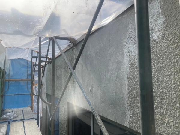 石川県のアスベスト除去現場。株式会社エイキの作業員がエアサンダーで塗材（アスベスト含有個所のみ）を撤去後の写真
