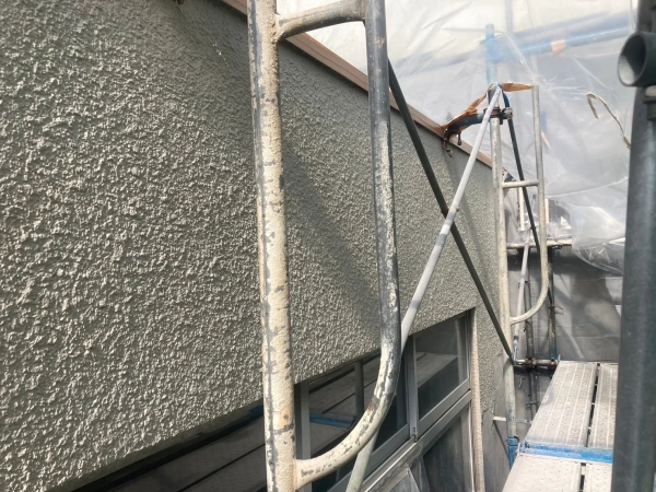 石川県のアスベスト除去現場。建物の内側をビニールシートで養生作業中の写真