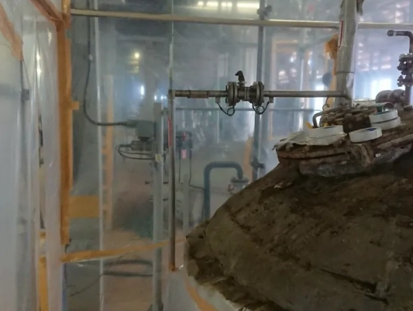 富山の工場でタンク上部のアスベスト断熱（保温剤）除去。　隔離エリアの内側からタンク周辺の写真を撮影