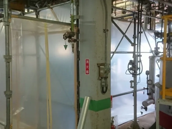 富山の工場でタンク上部のアスベスト断熱（保温剤）除去。　養生作業後の現場を外側から見た写真