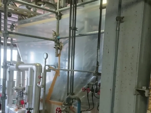 富山の工場でタンク上部のアスベスト断熱（保温剤）除去。　養生作業後の現場を外側から見た写真