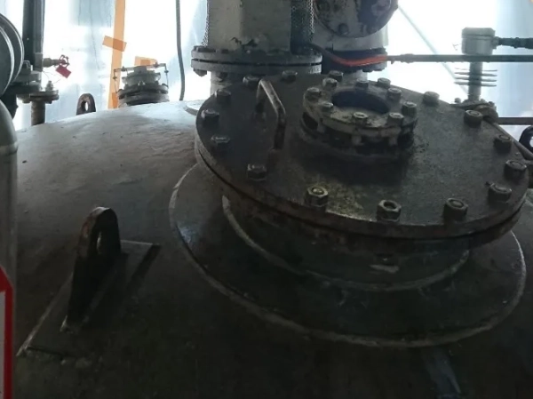 富山の工場でタンク上部のアスベスト断熱（保温剤）除去。　アスベスト除去のタンクを株式会社エイキの作業員が撮影