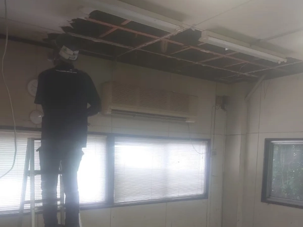 富山のアスベスト解体現場。株式会社エイキの作業員が内装解体を進めている様子