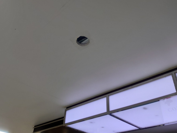 穴あけ工事でアスベスト含有天井材に開いた穴1