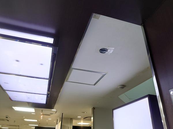 穴あけ工事でアスベスト含有天井材に開いた穴2