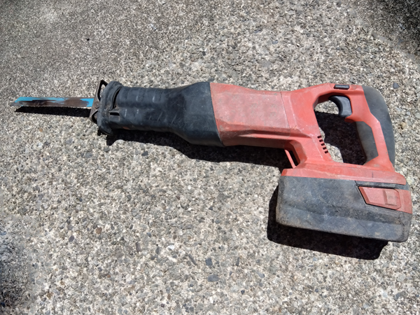 株式会社エイキが普段使用しているレシプロソーが床に置かれている