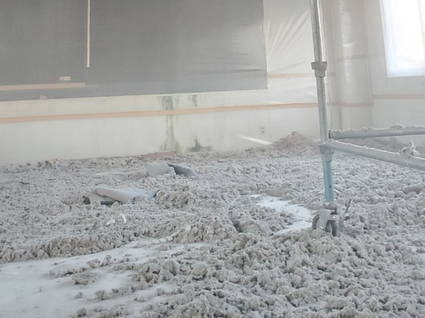 床に溜まった吹き付けアスベスト