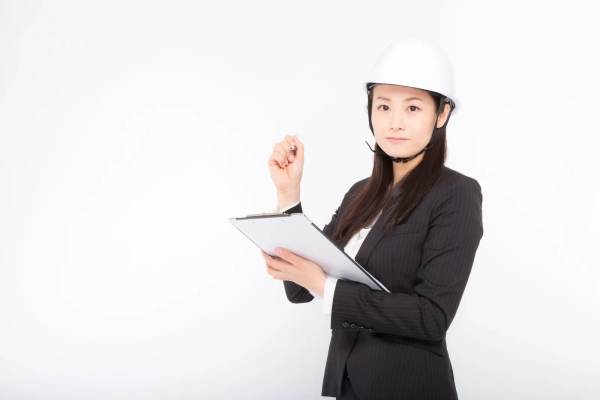 ヘルメット被ってボードを持つ女性