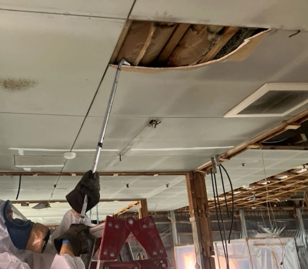 富山の吹き付けアスベスト除去前の天井解体の現場