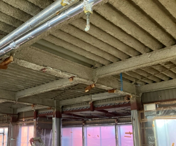 富山の天井に吹き付けられたアスベストの除去現場