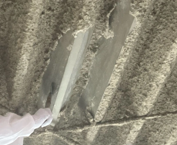 富山の吹き付けアスベスト除去の現場で、アスベストを除去している最中