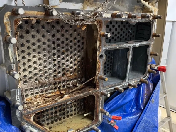 石川県での機材パッキンアスベスト除去。機械の中の状態を確認して撮影