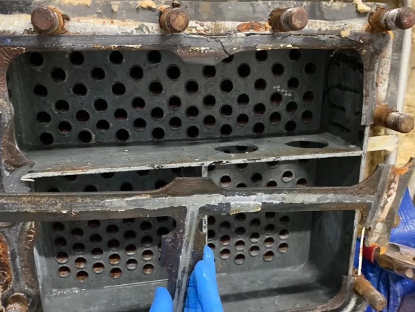 石川県での機材パッキンアスベスト除去。機械を分解しつつアスベストを除去している最中の写真