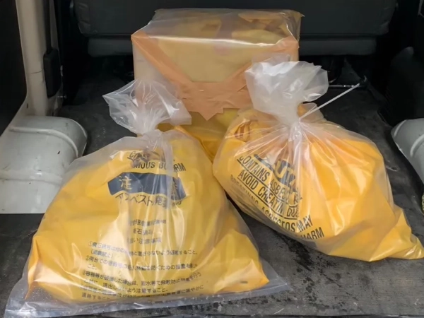 石川県での機材パッキンアスベスト除去。 除去後のアスベスト含有パッキンを袋詰めされたものが3つ並んでいる状態
