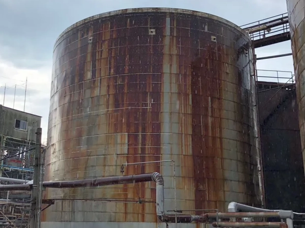 富山の工場でアスベスト除去。アスベストが一部に使用されていた錆びついたタンクの写真
