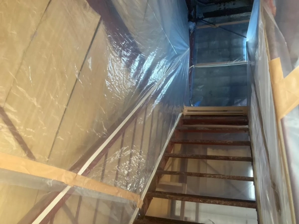 高岡市の公費解体予定の建物でレベル1アスベスト除去。室内の階段の周囲が養生シートで塞がれている状態
