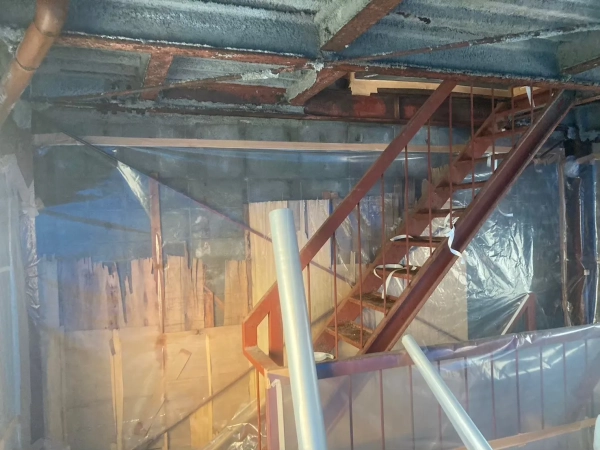 高岡市の公費解体予定の建物でレベル1アスベスト除去。アスベストが吹き付けられた天井の周囲がシートで養生されている