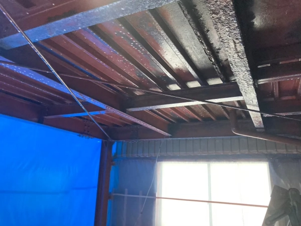 高岡市の公費解体予定の建物でレベル1アスベスト除去。アスベスト除去後の天井の写真。吹き付けられていたものが落とされて赤茶色の鉄骨のみの状態