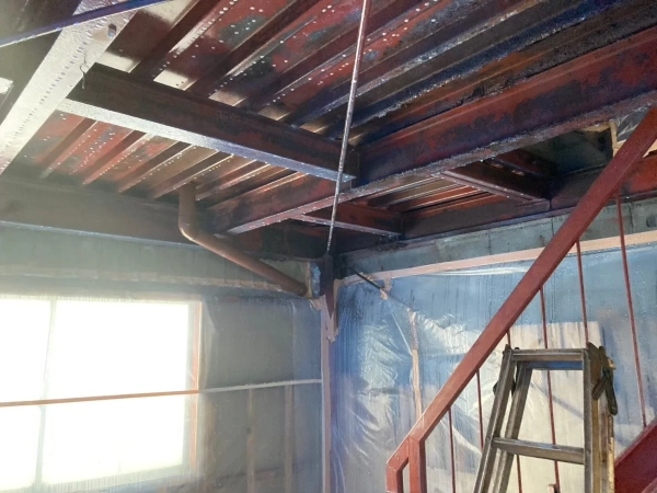 高岡市の公費解体予定の建物でレベル1アスベスト除去。アスベスト除去後の室内。飛散防止剤も吹き付けられ、赤茶色の鉄骨が湿っている。