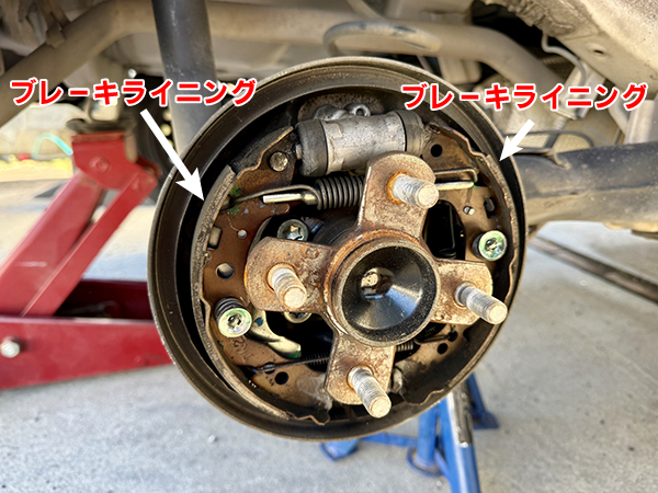 タイヤが外された状態の自動車の車輪。ブレーキラインニングを紹介する為、該当部分である車輪の両側を二つの矢印で記してある。