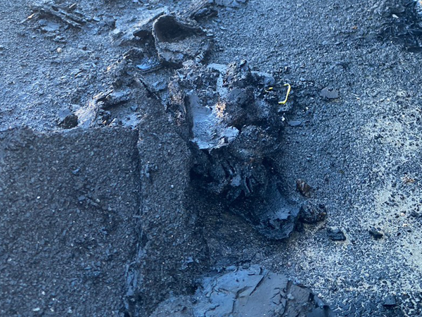アスベスト含有アスファルト防水のアップ。アスファルトの破片や、やや盛り上がった部分が見える。