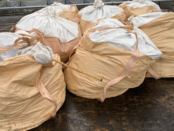 6つのフレコンバッグが水平に2列で並んでいる。