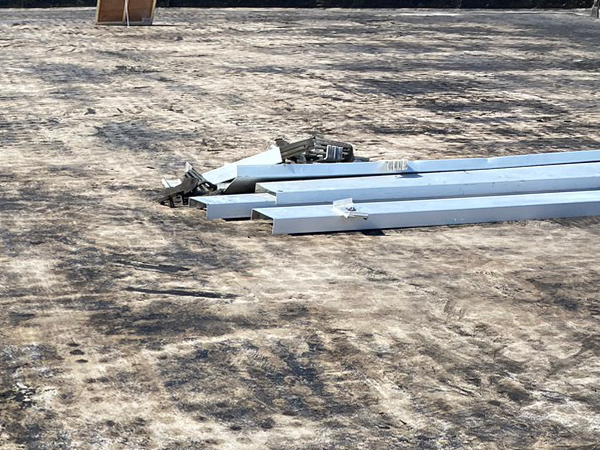 パラペットの長い笠木が積まれている。