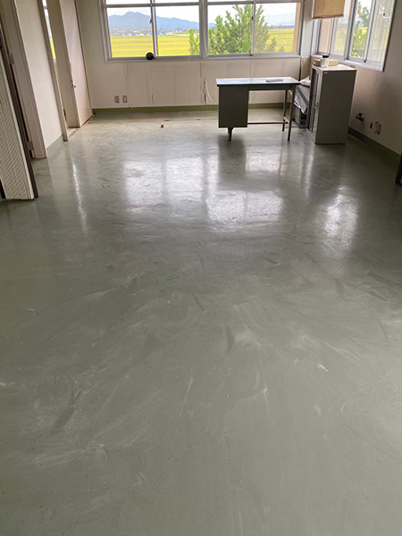 窓付きの部屋。長方形の部屋にアスベスト含有長尺シートが張られている。