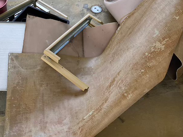 固化して柔軟性のあるゴムに変化した状態で長尺シートの裏面に付着した接着剤。