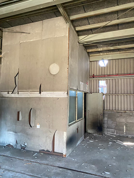 ケイカル板の壁で覆われた倉庫の中の小部屋